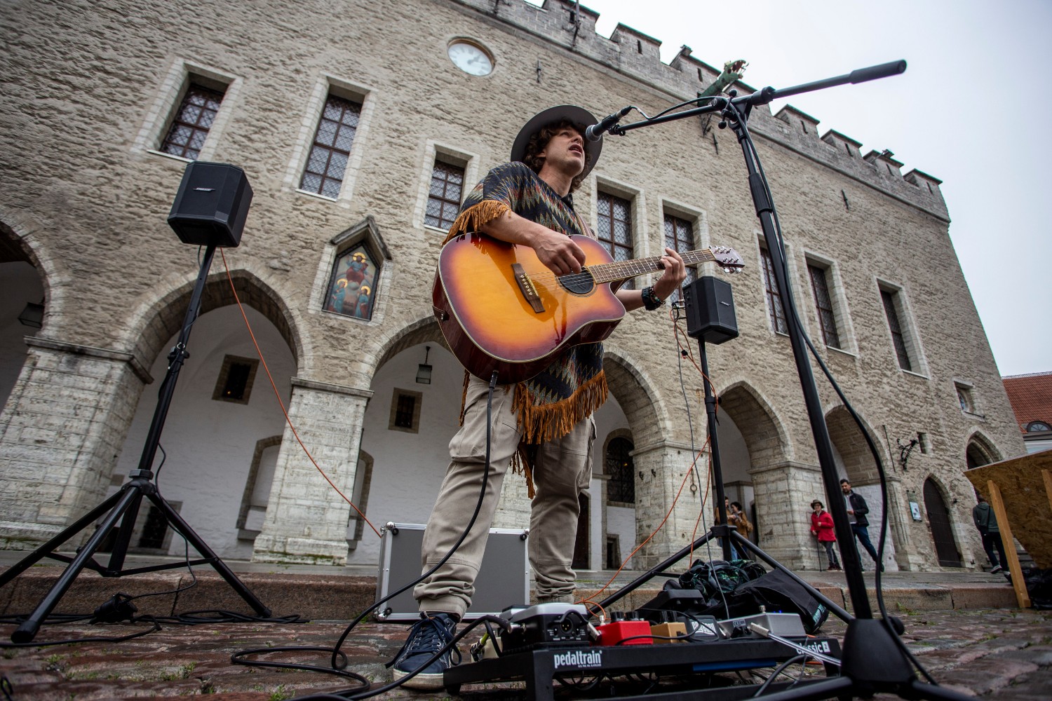 Johanthan Flack street concert at Townhall Tallinn Fringe Festival Photo Anton Serdjukov